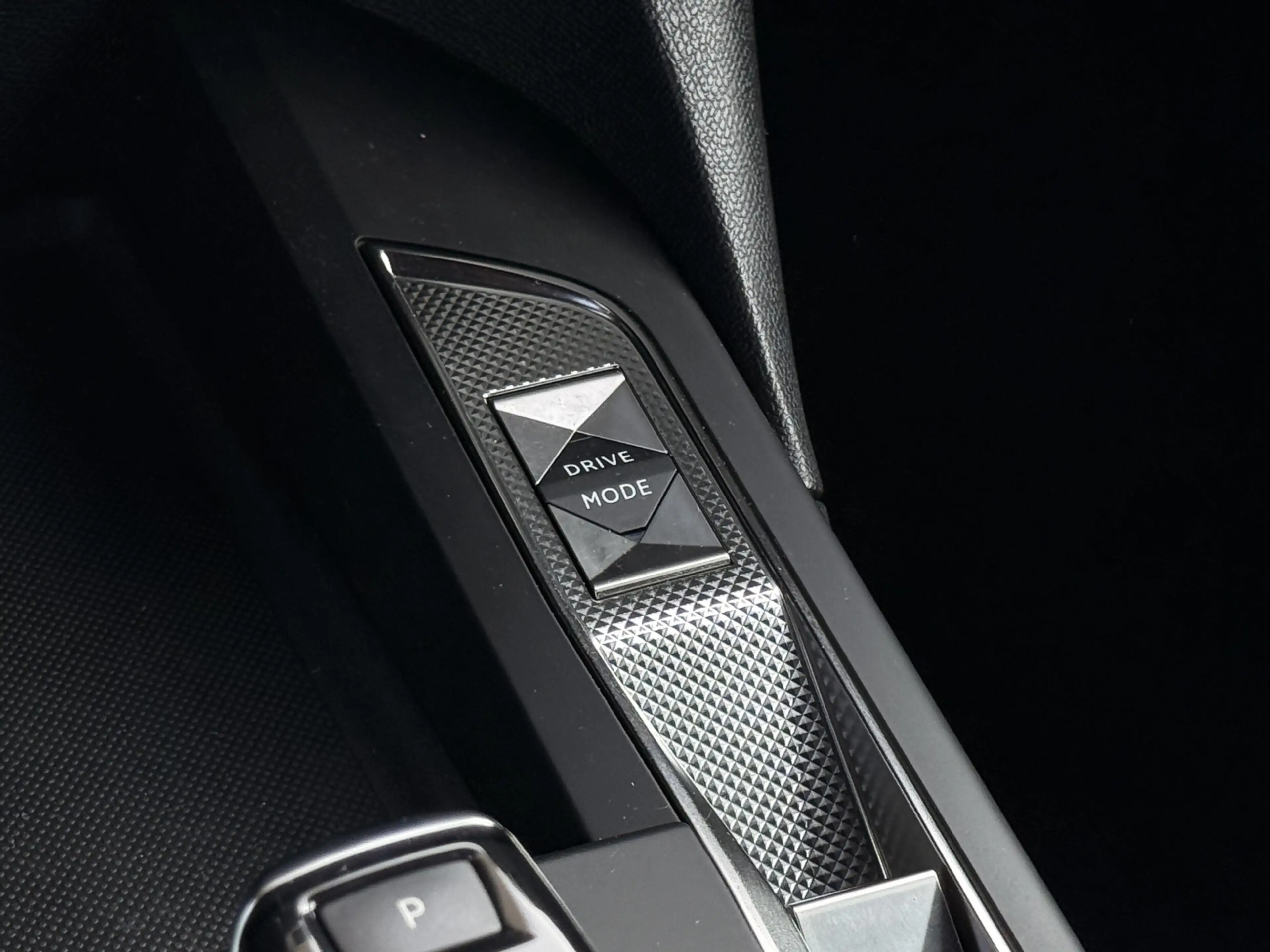 DS Automobiles DS 3 Crossback 1.2 PureTech Rivoli Navi / Camera / Carplay / Lm V — photo 38
