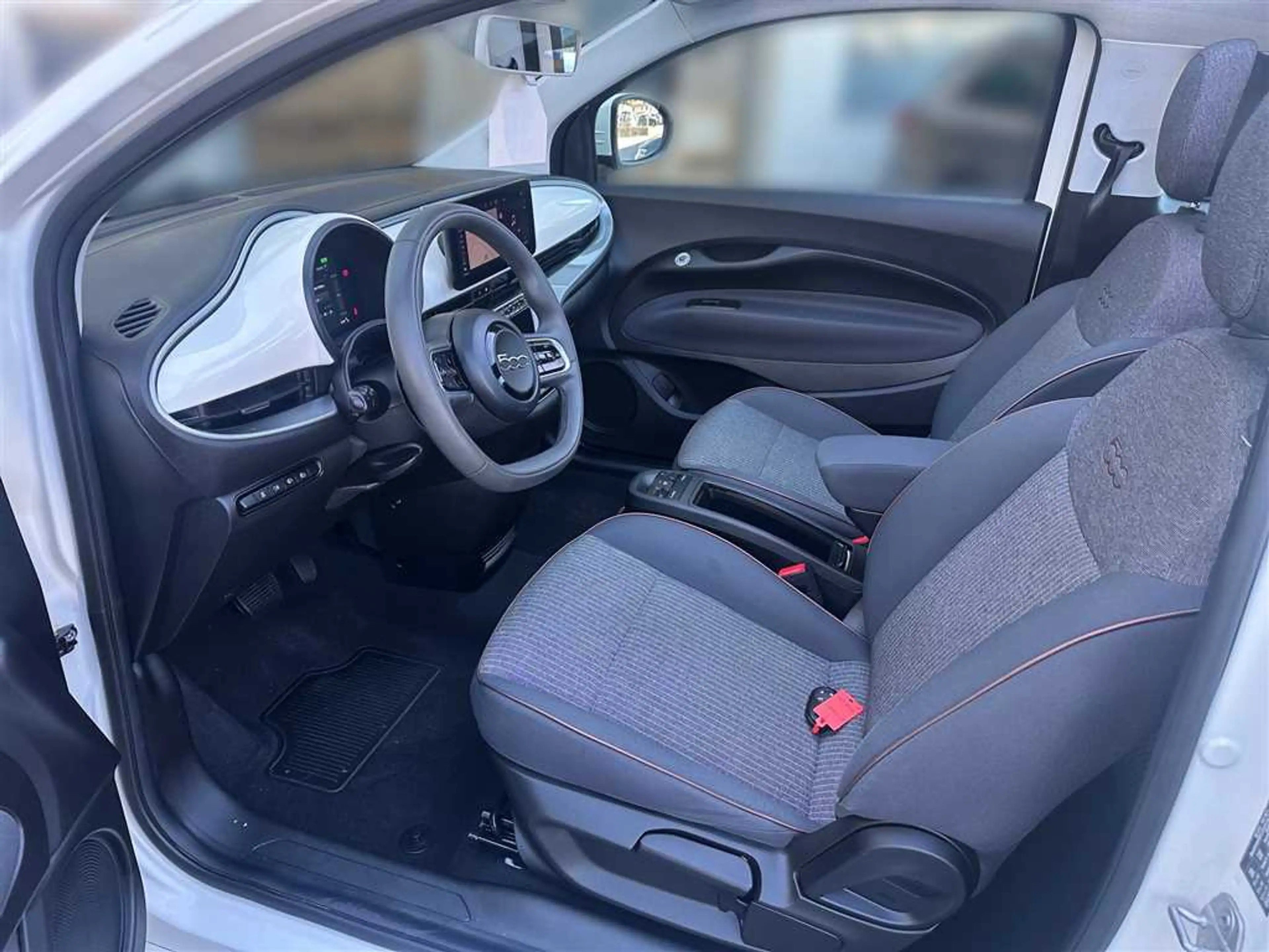 Fiat 500e Icon 42KW Navi Kamera PDC SHZ Carplay uvm. — photo 10