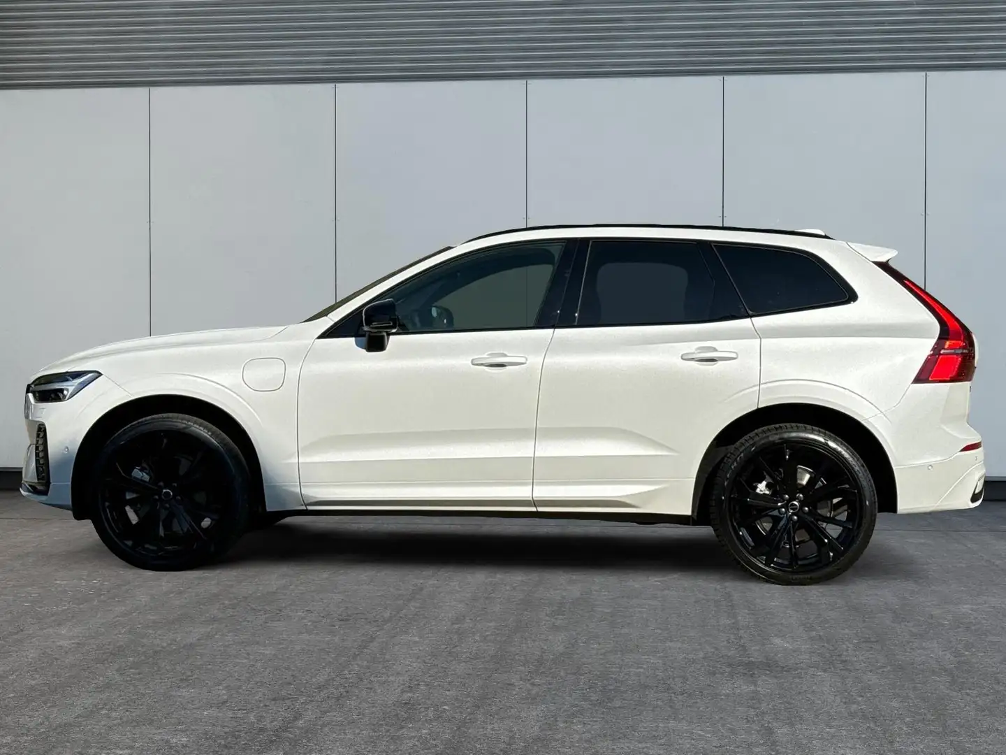 Volvo XC60 Plus Black Edition T6 AWD AHK+360°KAMERA+EL.HEC... Weiß - 2