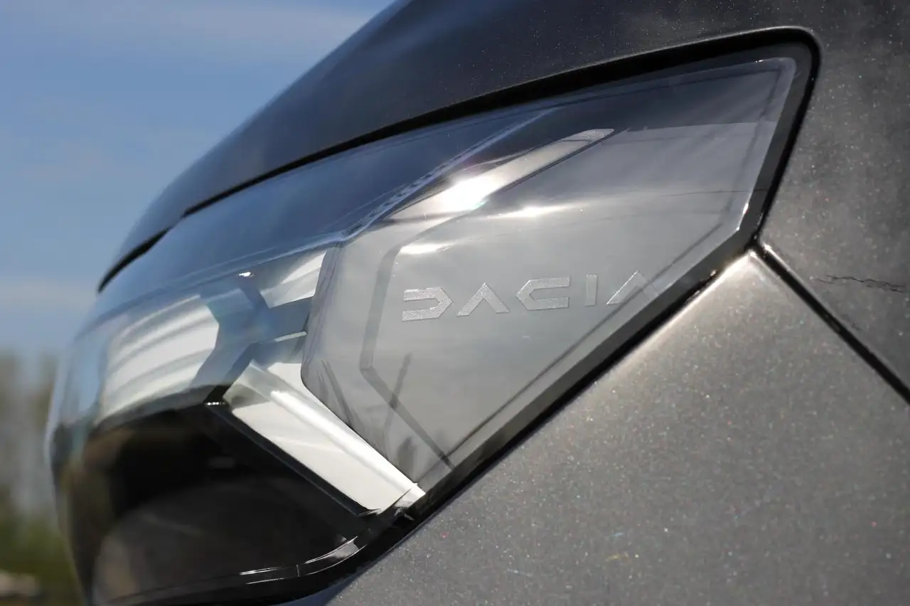 Dacia Bigster 1.8 hybrid Extreme 155cv auto 11