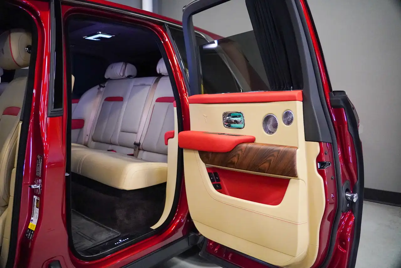 Rolls-Royce Cullinan снимка Rolls-Royce Cullinan
