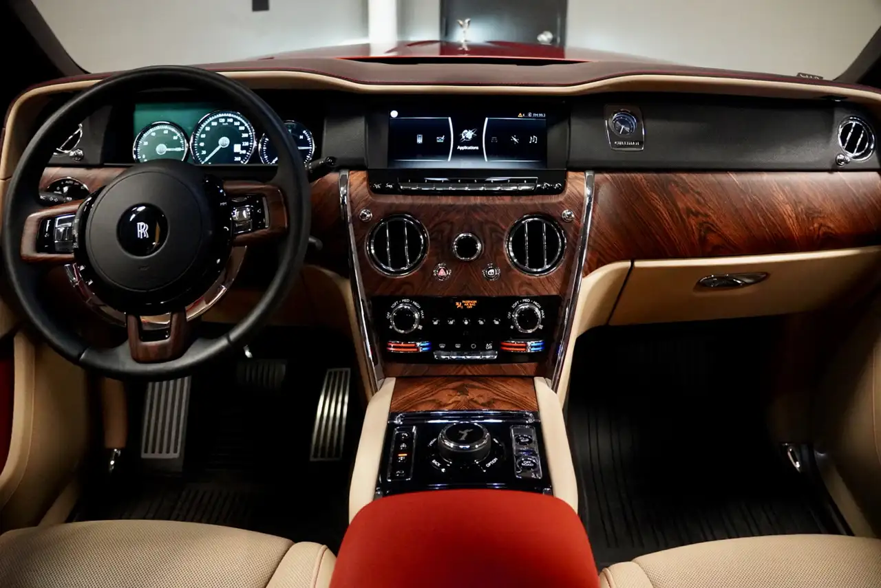 Rolls-Royce Cullinan снимка Rolls-Royce Cullinan
