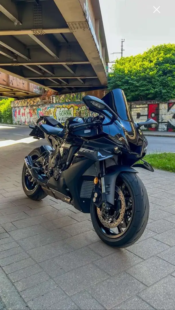 Yamaha YZF-R1 Schwarz - 1
