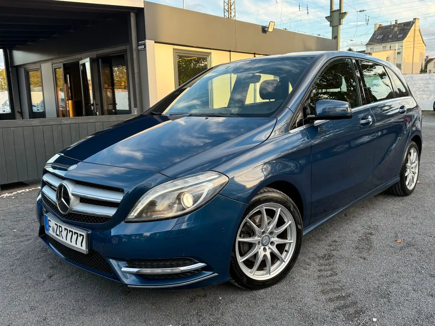 Mercedes-Benz B 180 CDI / AUTOMATIK / LED /NAVI / PDC / XENON Grau - 2