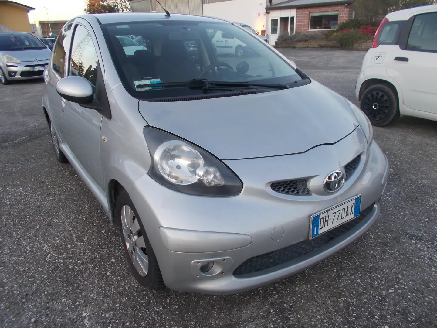 Toyota Aygo 1.0 Now 5 PORTE Zilver - 2