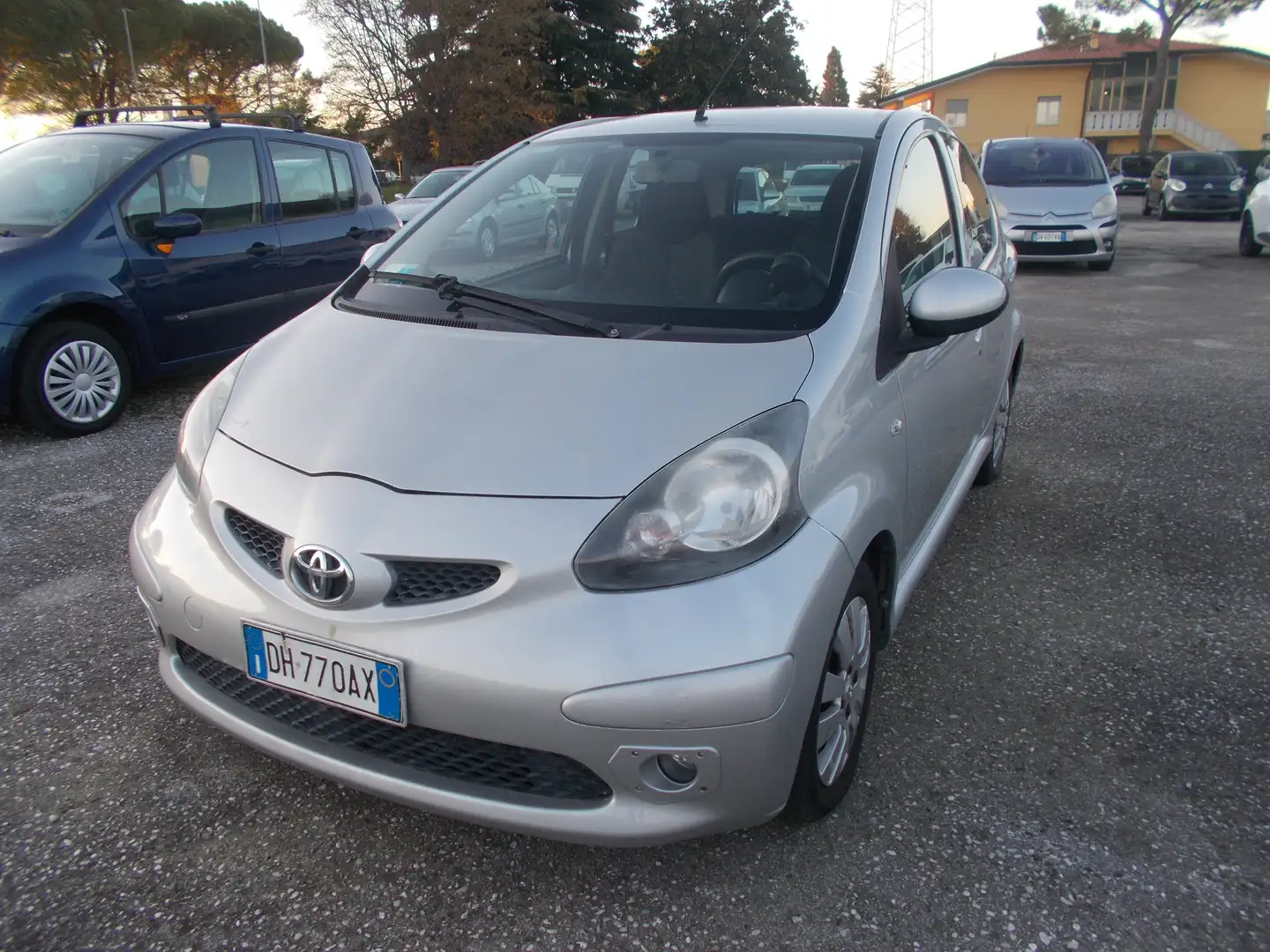Toyota Aygo 1.0 Now 5 PORTE Zilver - 1
