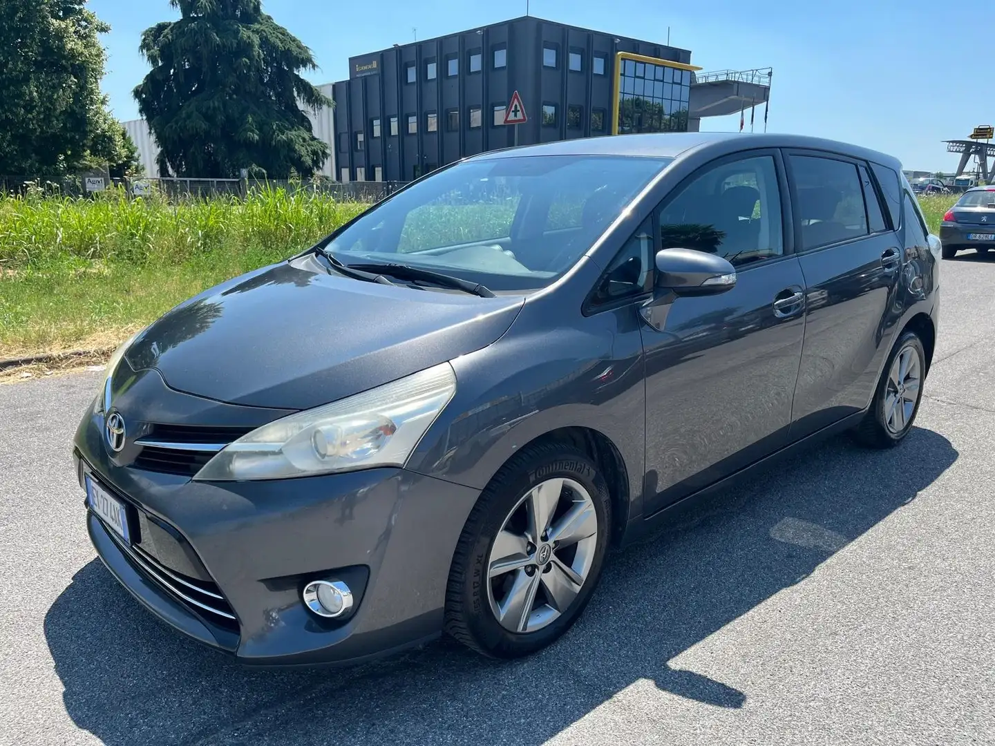 Toyota Verso 1.6 d-4D **7POSTI** Grau - 1