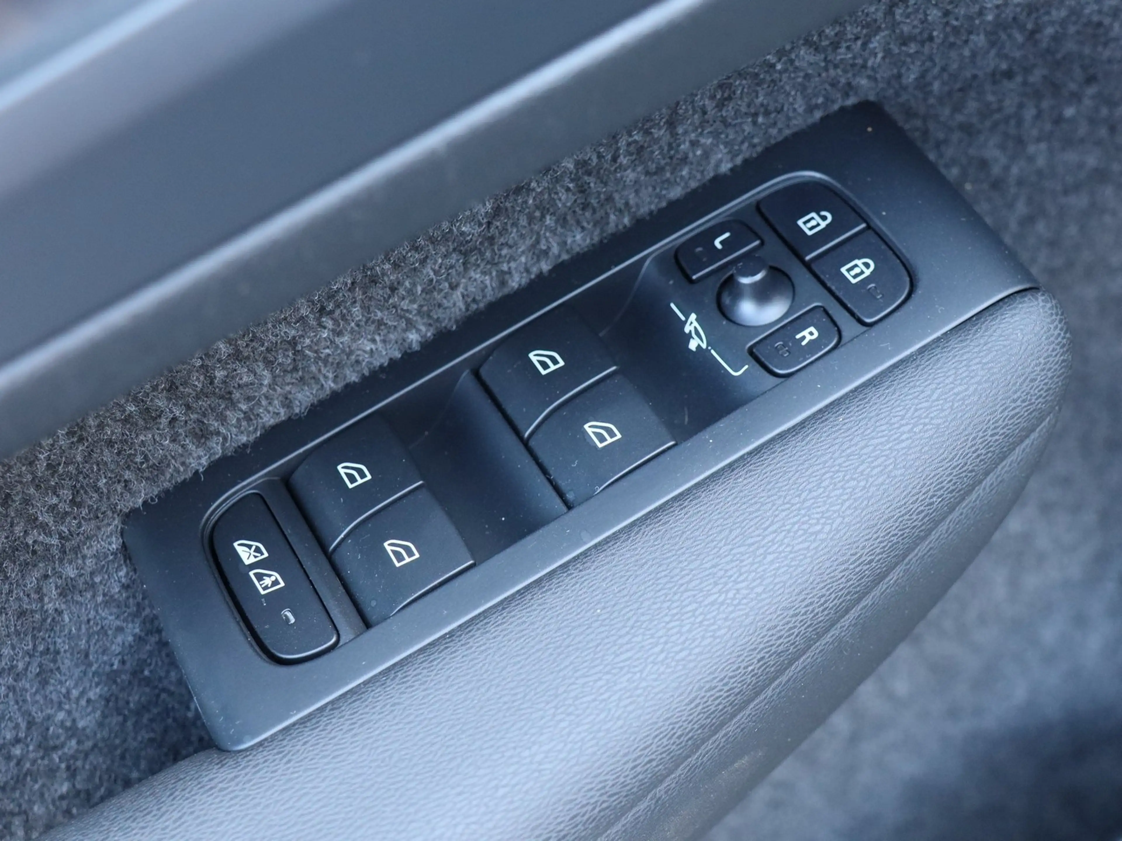 Volvo C40 Single Motor Extended Range Plus Recharge RWD N... — photo 15