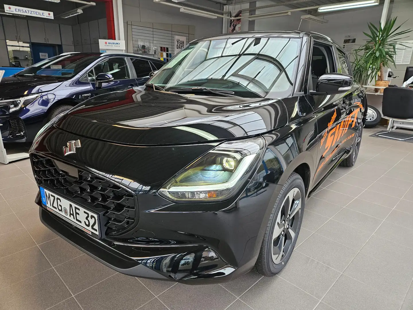 Suzuki Swift 1.2 Hybrid MT Comfort+ Schwarz - 1