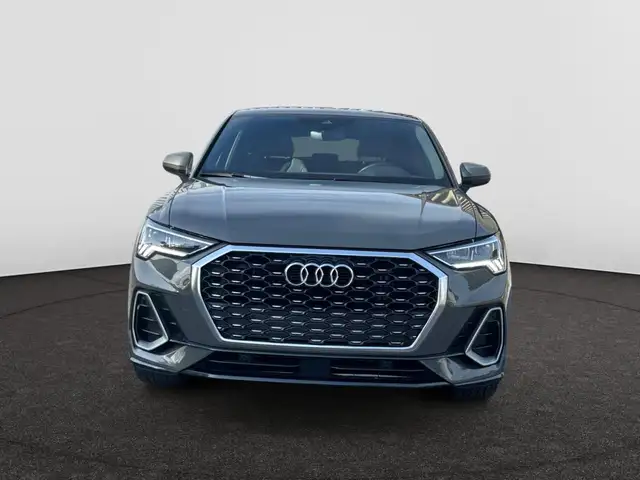 Audi Q3 view 3