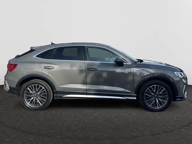 Audi Q3 view 11
