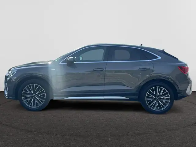 Audi Q3 view 12
