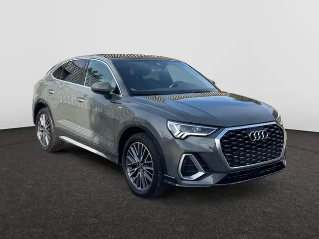 Audi Q3 view 4