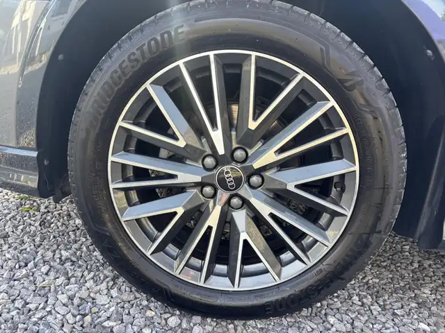 Audi Q3 view 16