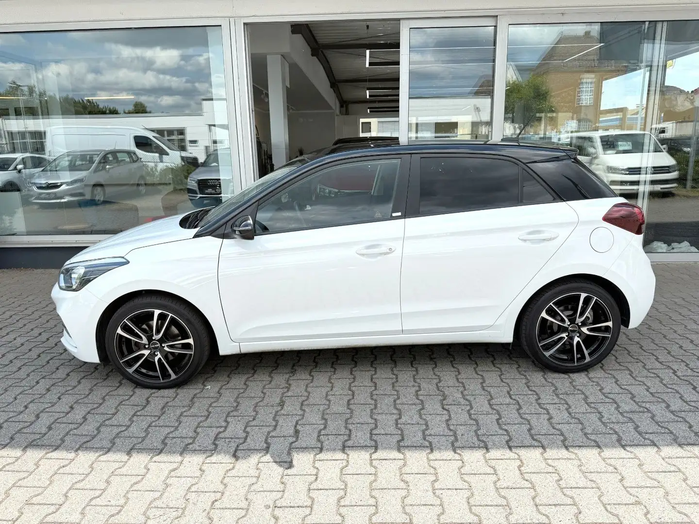 Hyundai i20 YES! Plus  *AUTOM*NAVI*SITZH*KAMERA*CARPLAY Weiß - 2