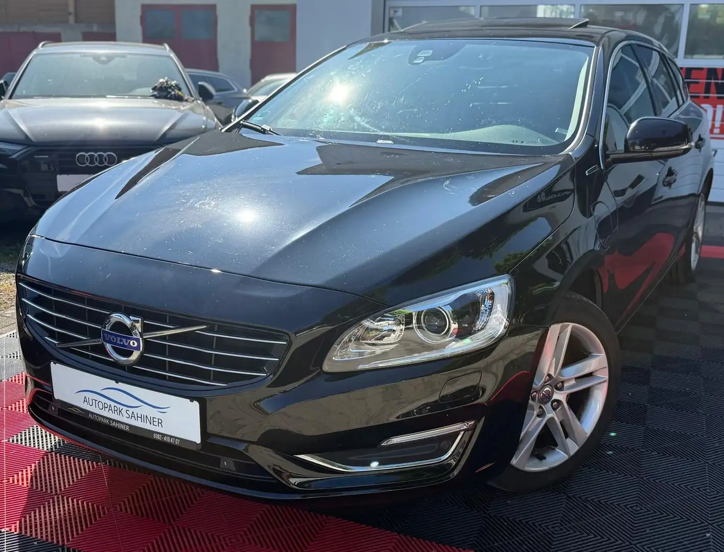 Volvo V60 Kombi Summum AWD Schwarz - 2