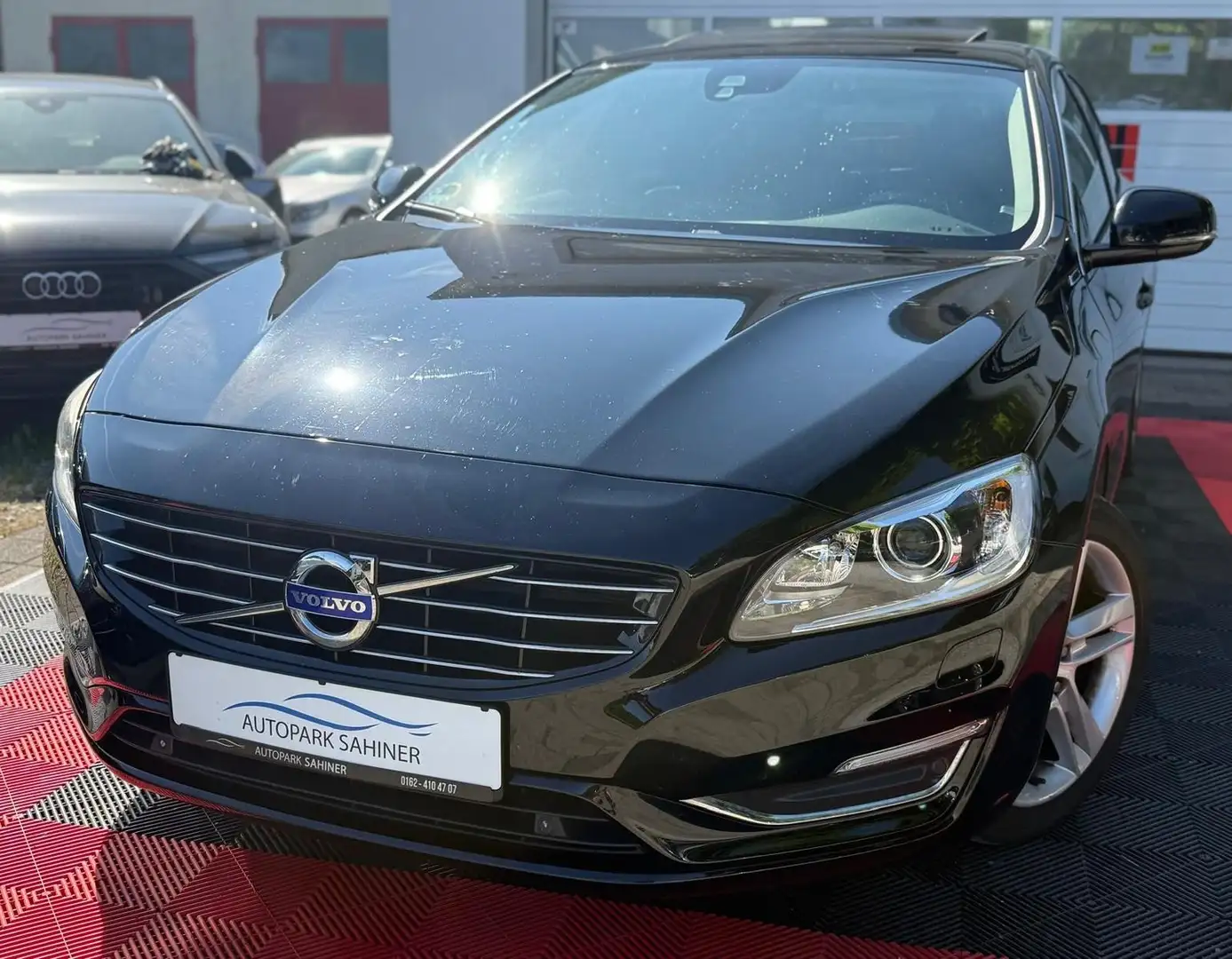 Volvo V60 Kombi Summum AWD Schwarz - 1