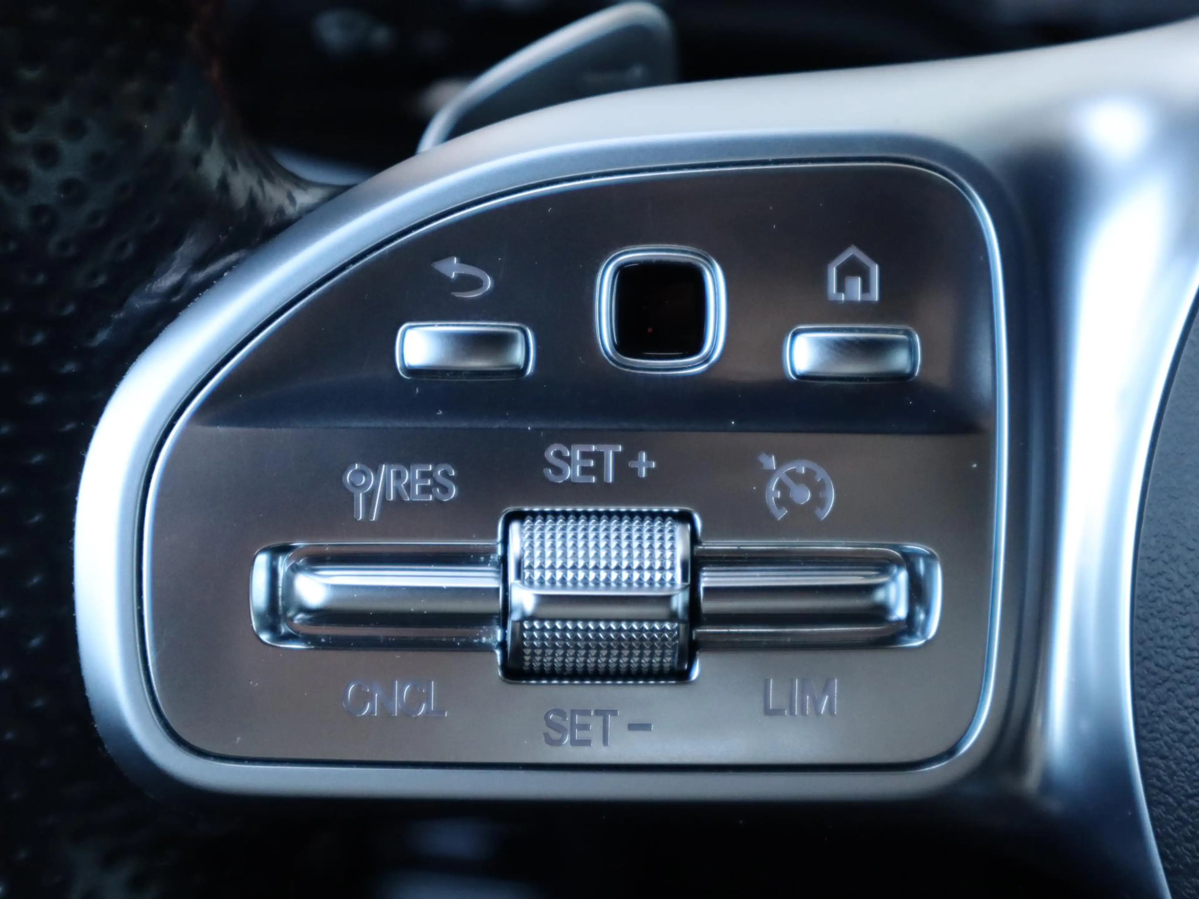 Mercedes-Benz GLA 250 e AMG Line — photo 15