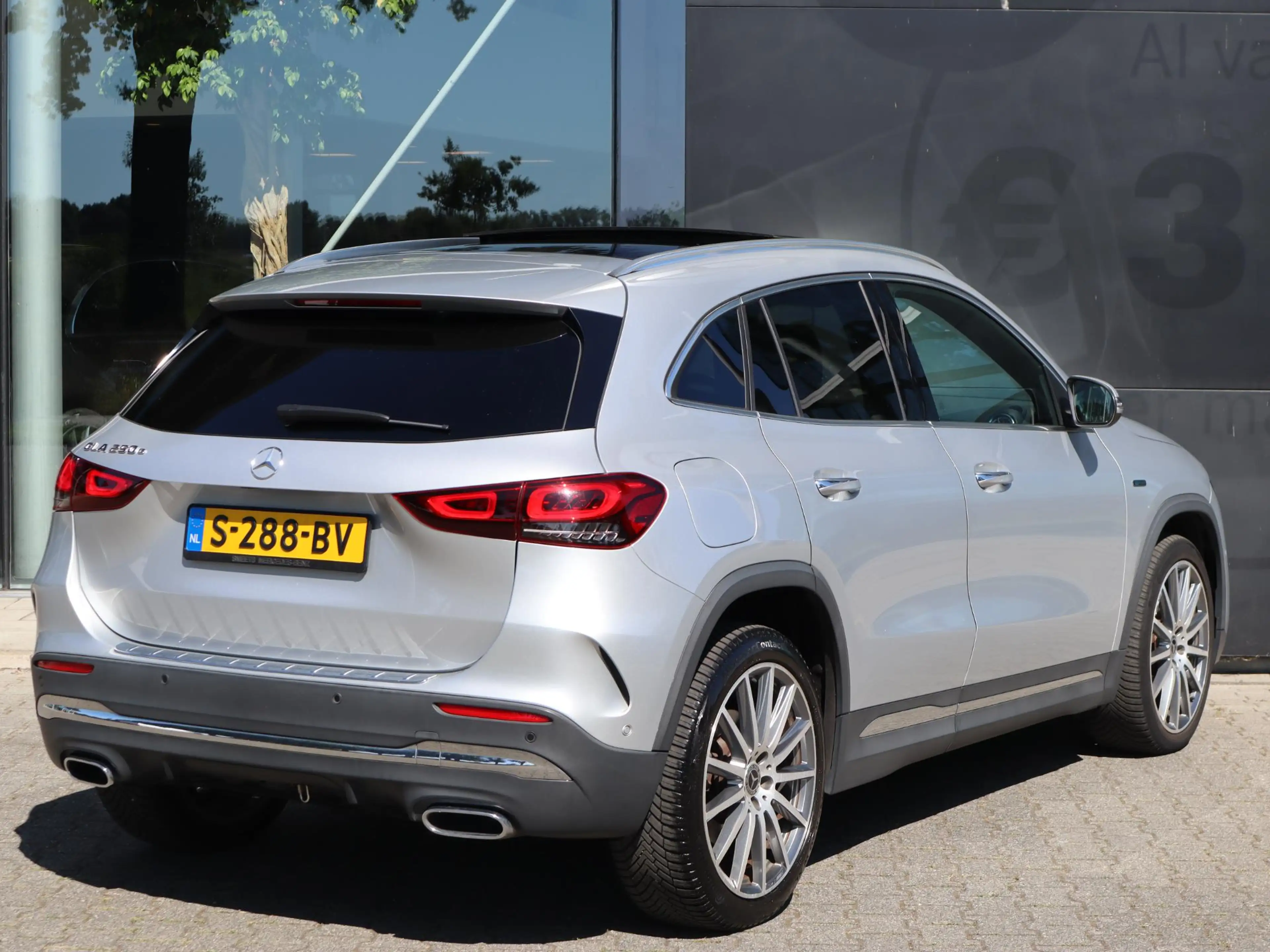 Mercedes-Benz GLA 250 e AMG Line — photo 2