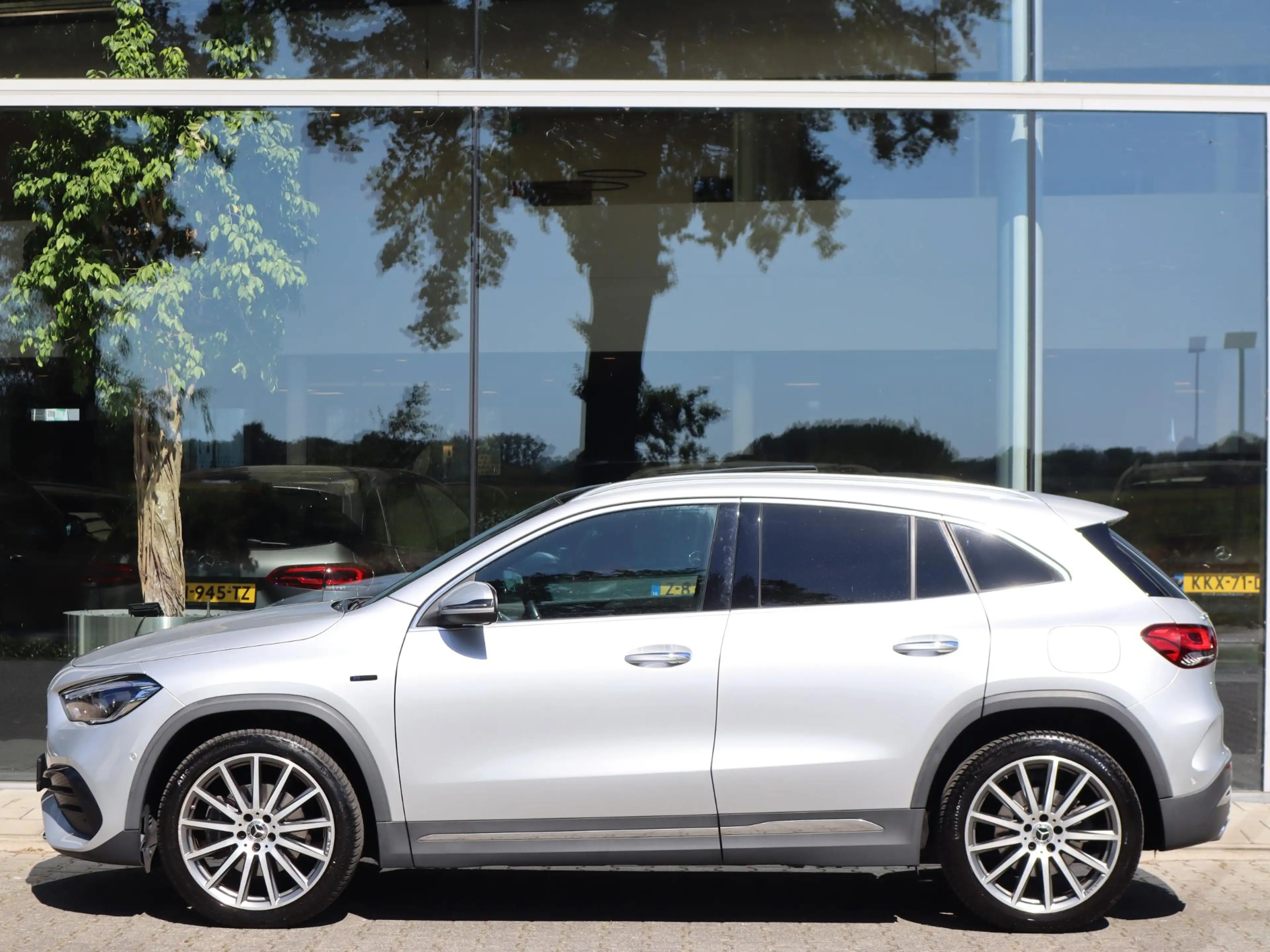Mercedes-Benz GLA 250 e AMG Line — photo 3