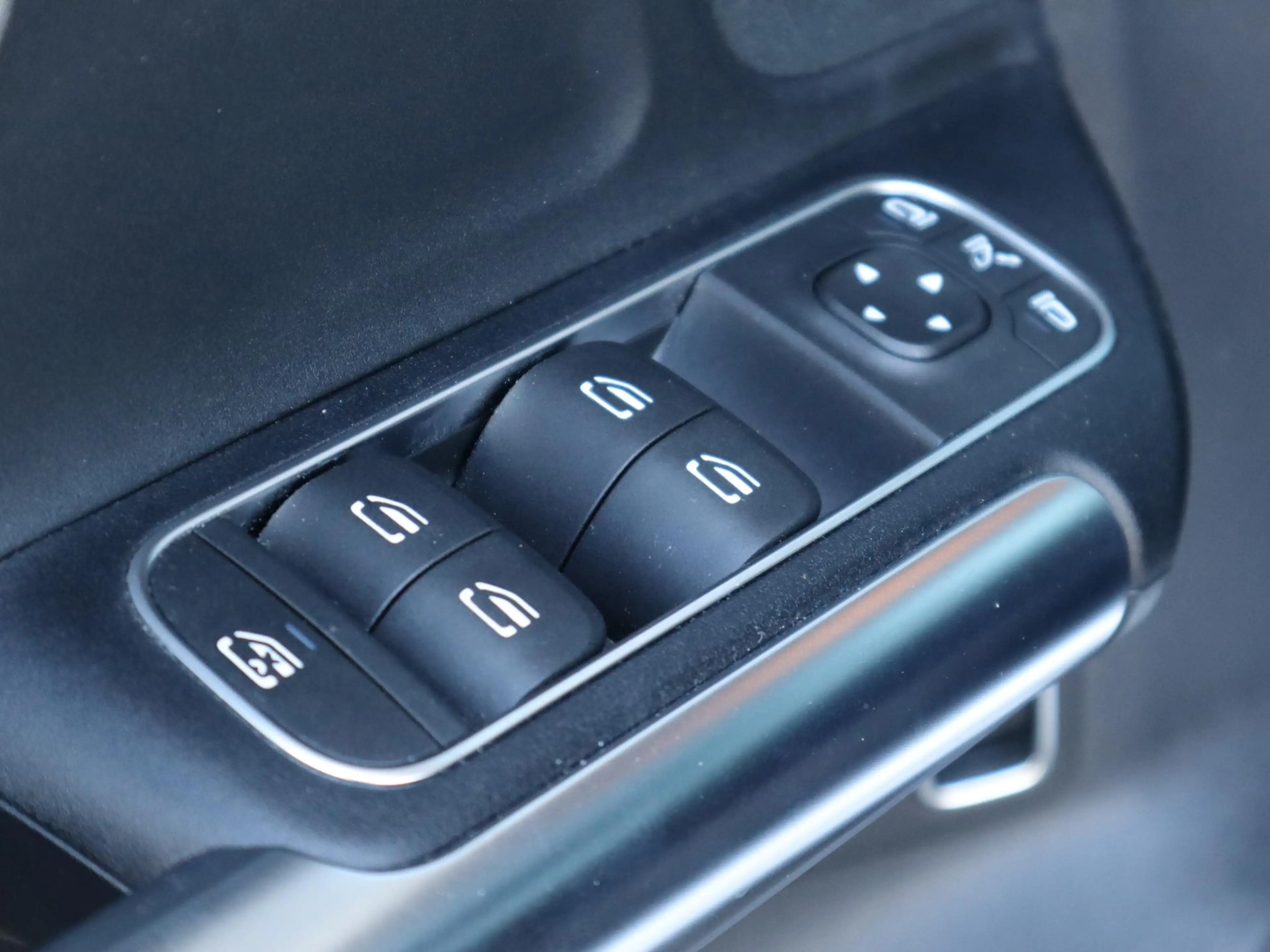 Mercedes-Benz GLA 250 e AMG Line — photo 14