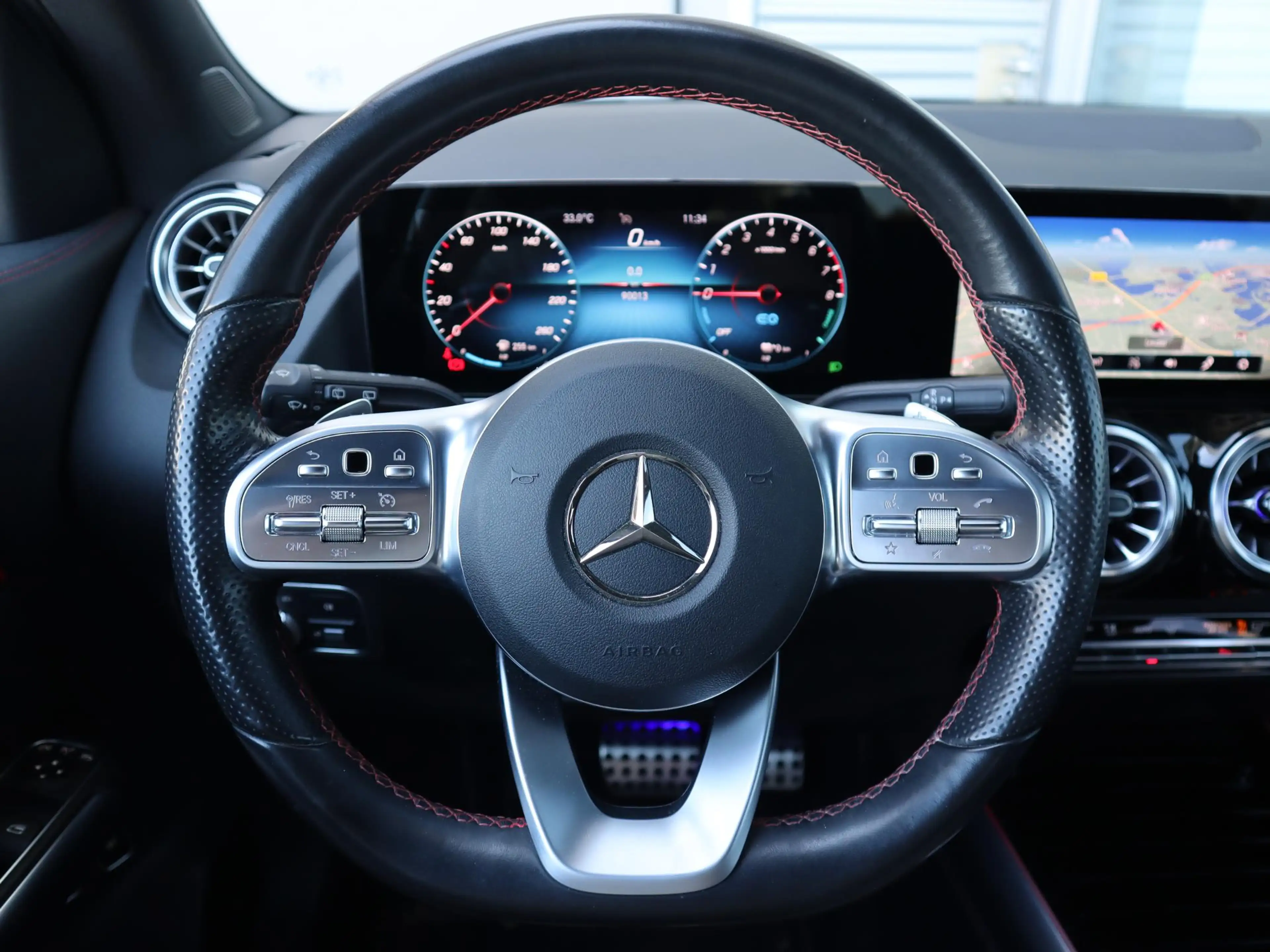 Mercedes-Benz GLA 250 e AMG Line — photo 12