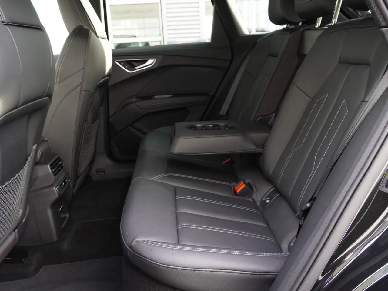 Audi Q4 e-tron снимка Audi Q4 e-tron