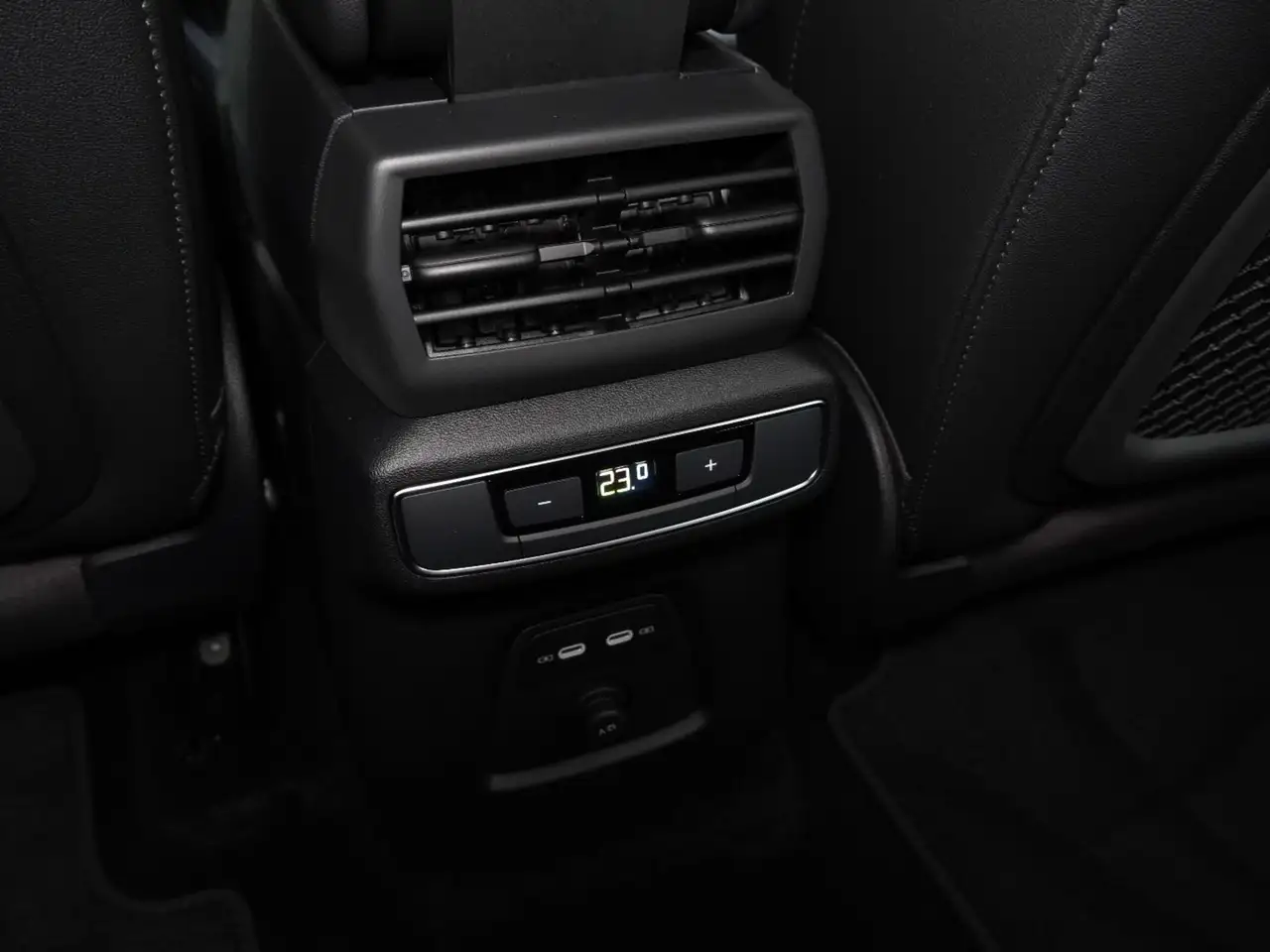 Audi Q4 e-tron снимка Audi Q4 e-tron