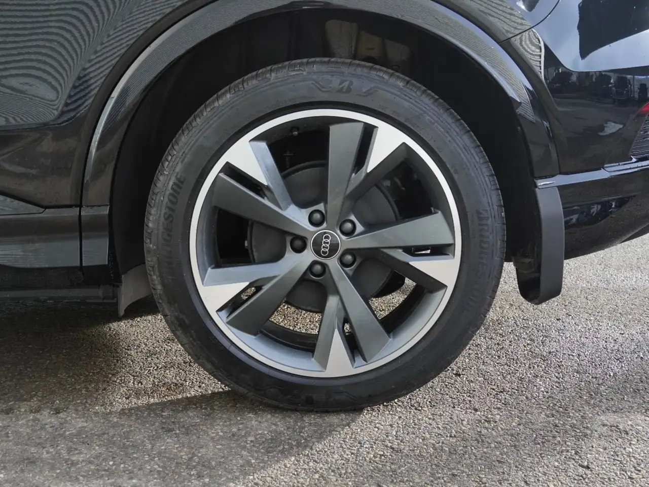 Audi Q4 e-tron снимка Audi Q4 e-tron
