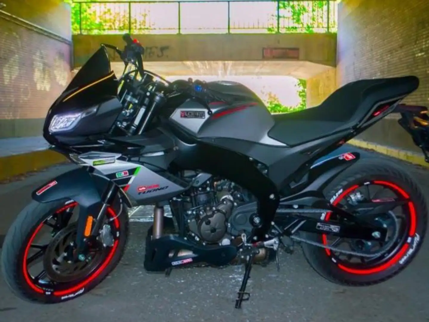 Aprilia Tuono Tuono 125cc Gris - 1