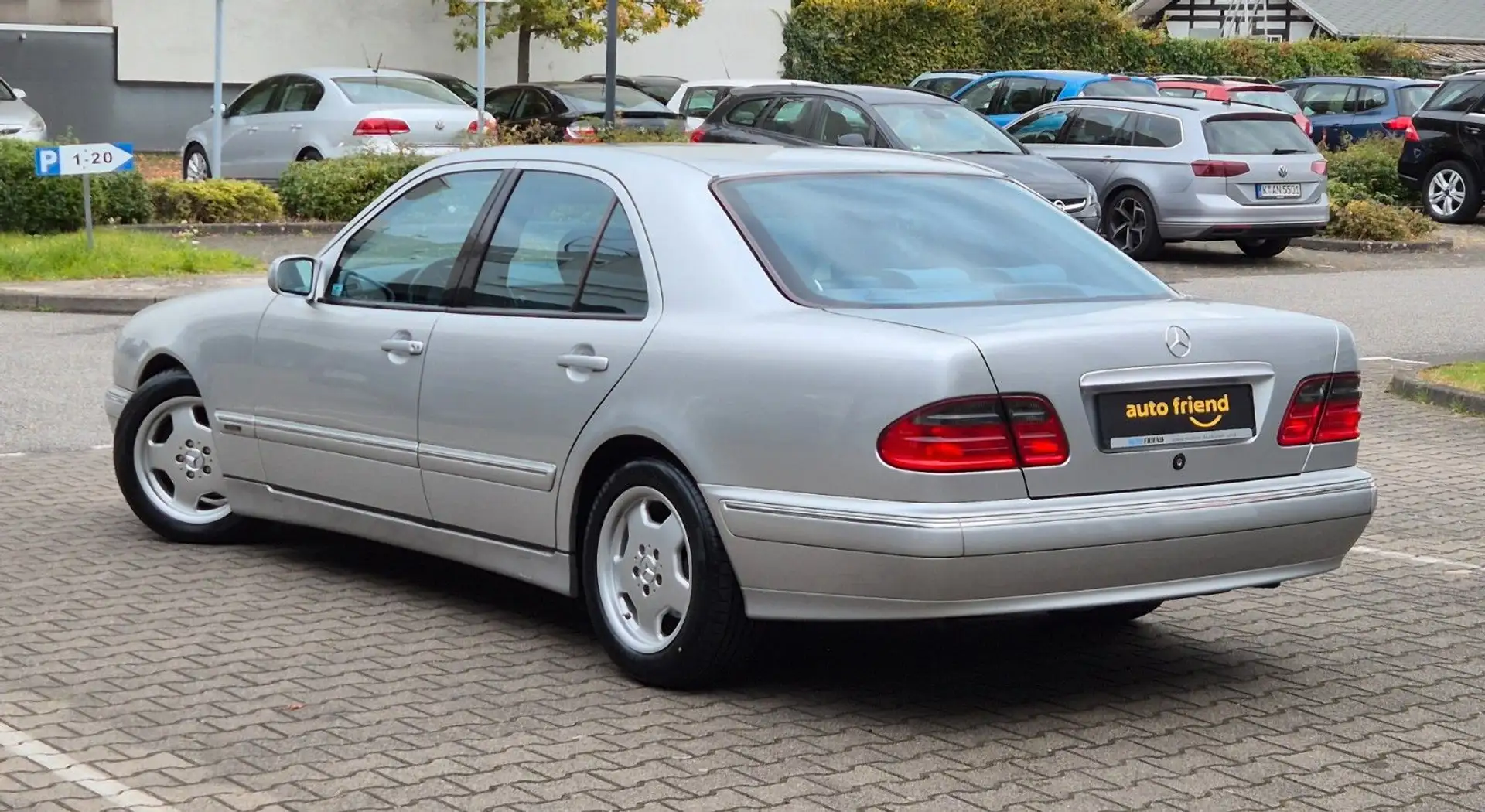 Mercedes-Benz E 200 AVANTGARDE *2. HAND* XENON/SHZ/KLIMA/TEMPO Silber - 2