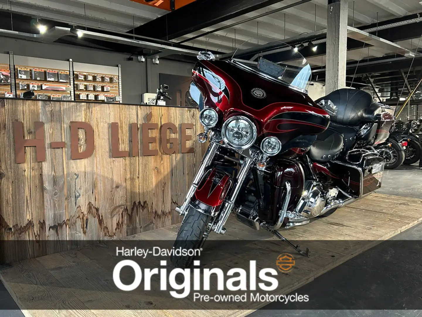 Harley-Davidson Tour FLTCUSE Rouge - 1