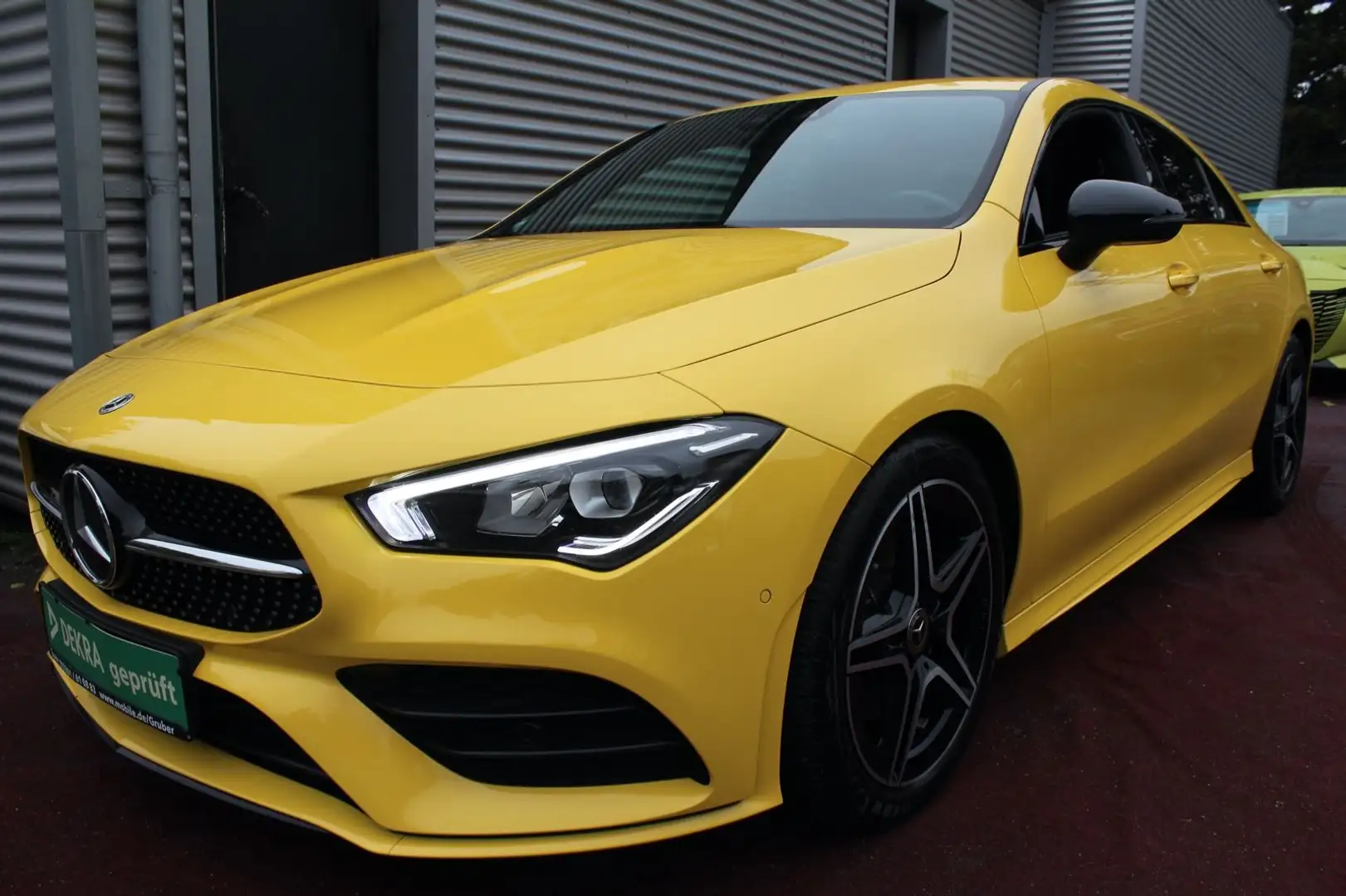 Mercedes-Benz CLA 220 d COUPE 8G AMG-LINE NIGHT NAVI PDC LED Gelb - 1