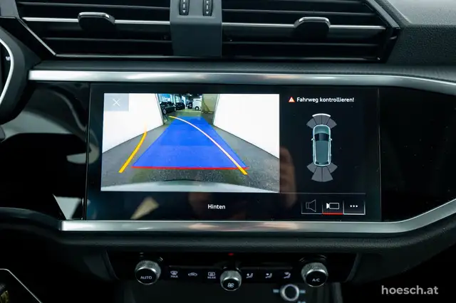 Audi Q3 view 14