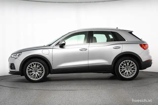 Audi Q3 view 3