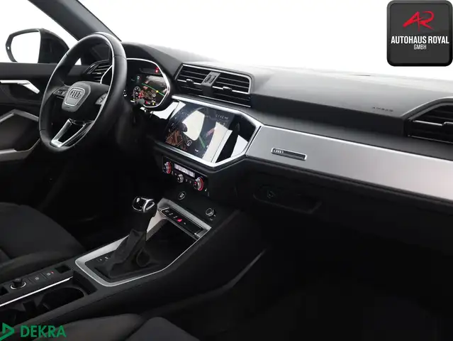Audi Q3 view 9