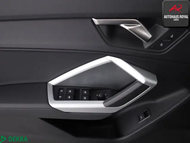 Audi Q3 view 14