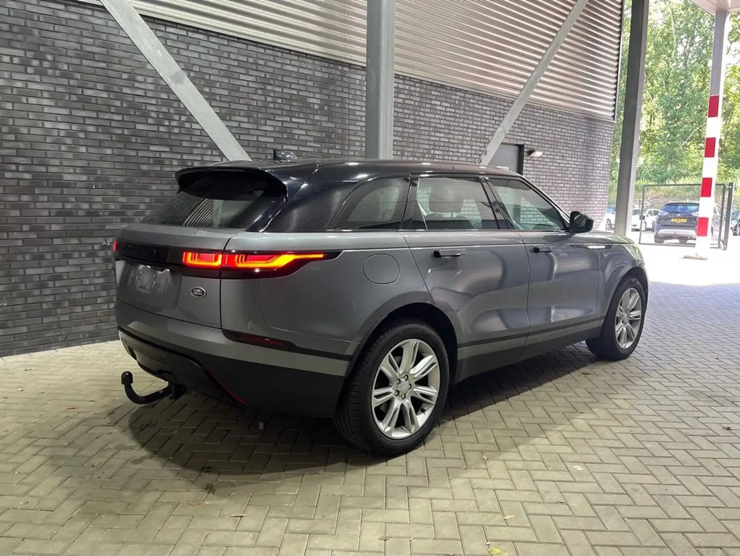 Land Rover Range Rover Velar 2.0 P400e SE | Black Pack | Trekhaak | Matrix LED Šedá - 2
