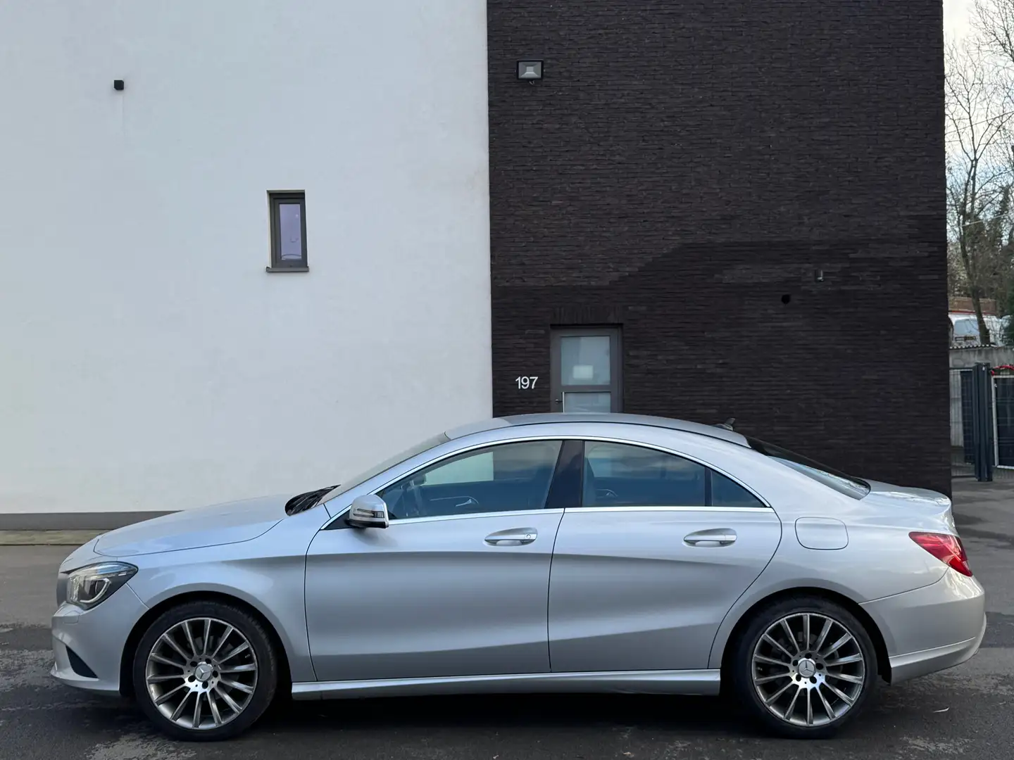 Mercedes-Benz CLA 180 BE Edition//NAVIGATION//JANTES//PDC//GARANTIE// Grau - 2