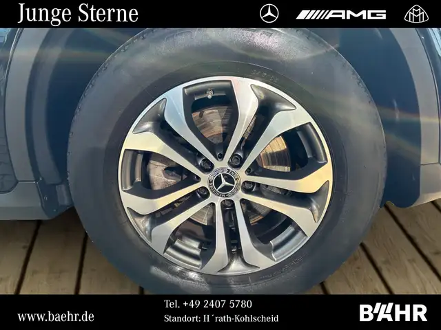Mercedes-Benz 220 view 6