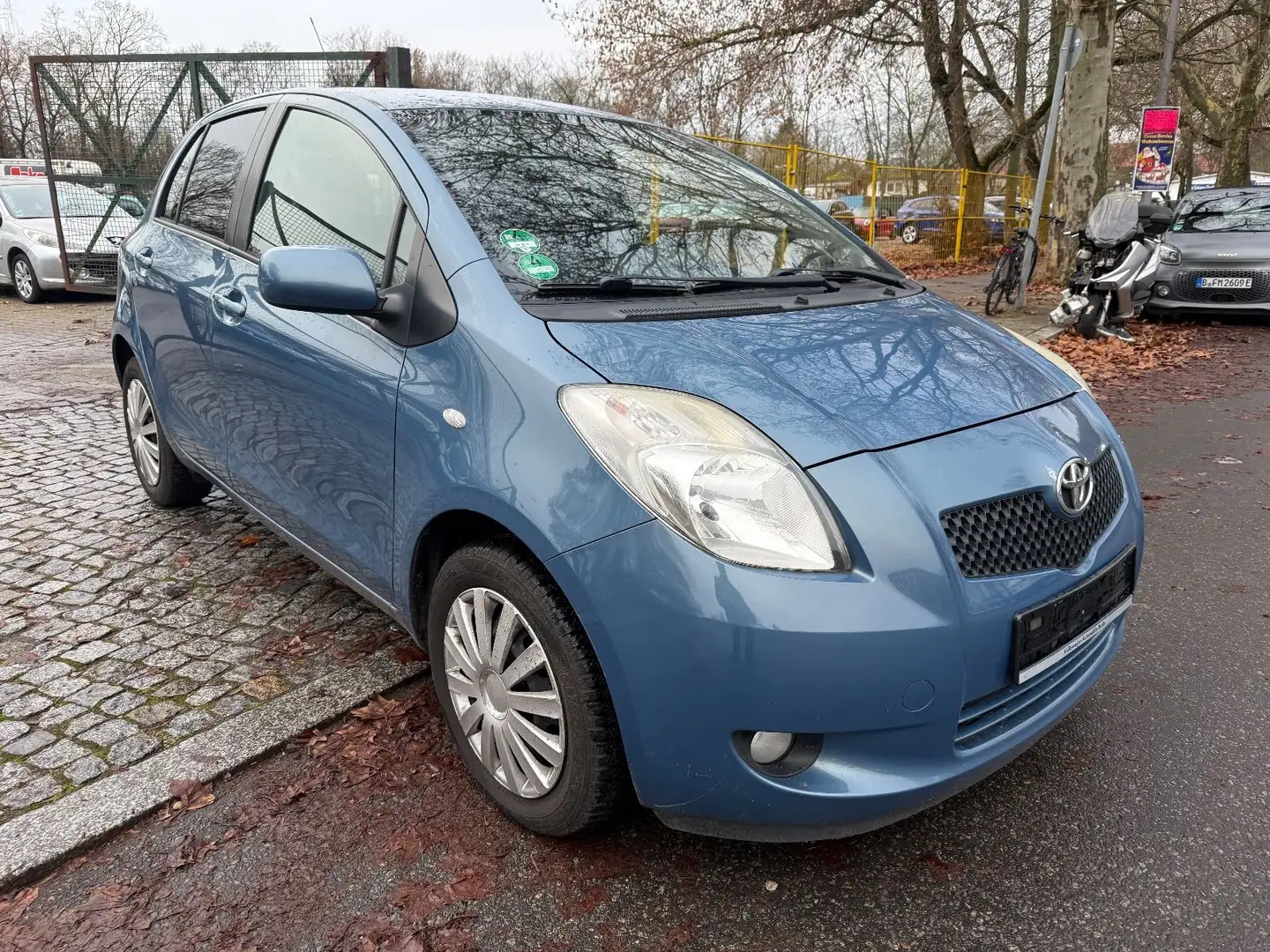 Toyota Yaris Sol - 1