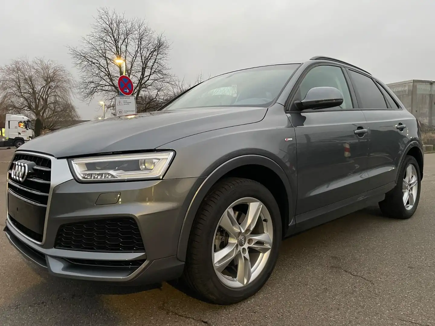 Audi Q3 1.4 TSI  S line Selection Grau - 2