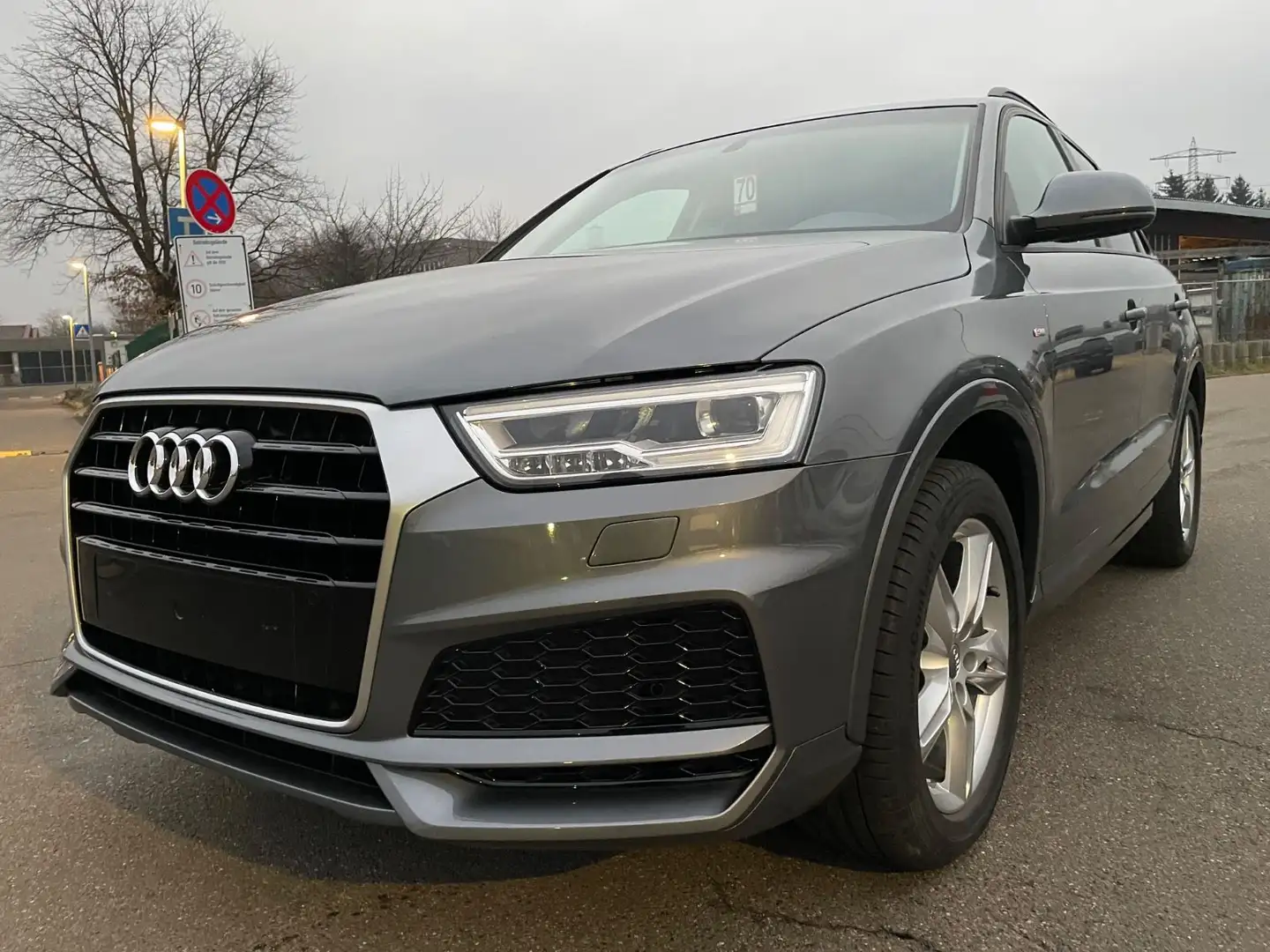 Audi Q3 1.4 TSI  S line Selection Grau - 1