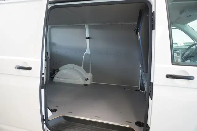 Volkswagen Transporter view 9