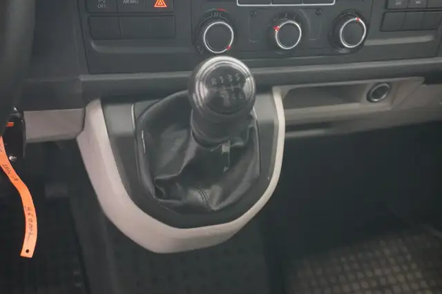 Volkswagen Transporter view 15