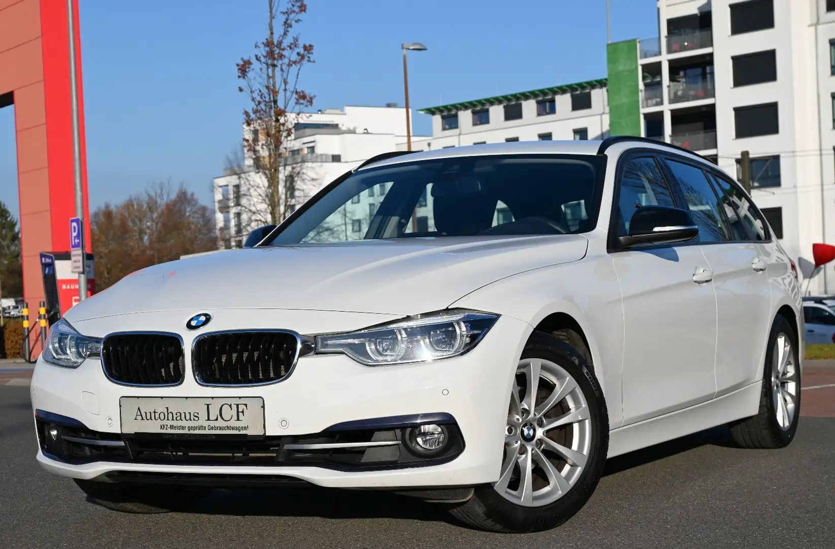 BMW 318 i Touring Sport Line Navi Tempomat LED PDC Weiß - 1