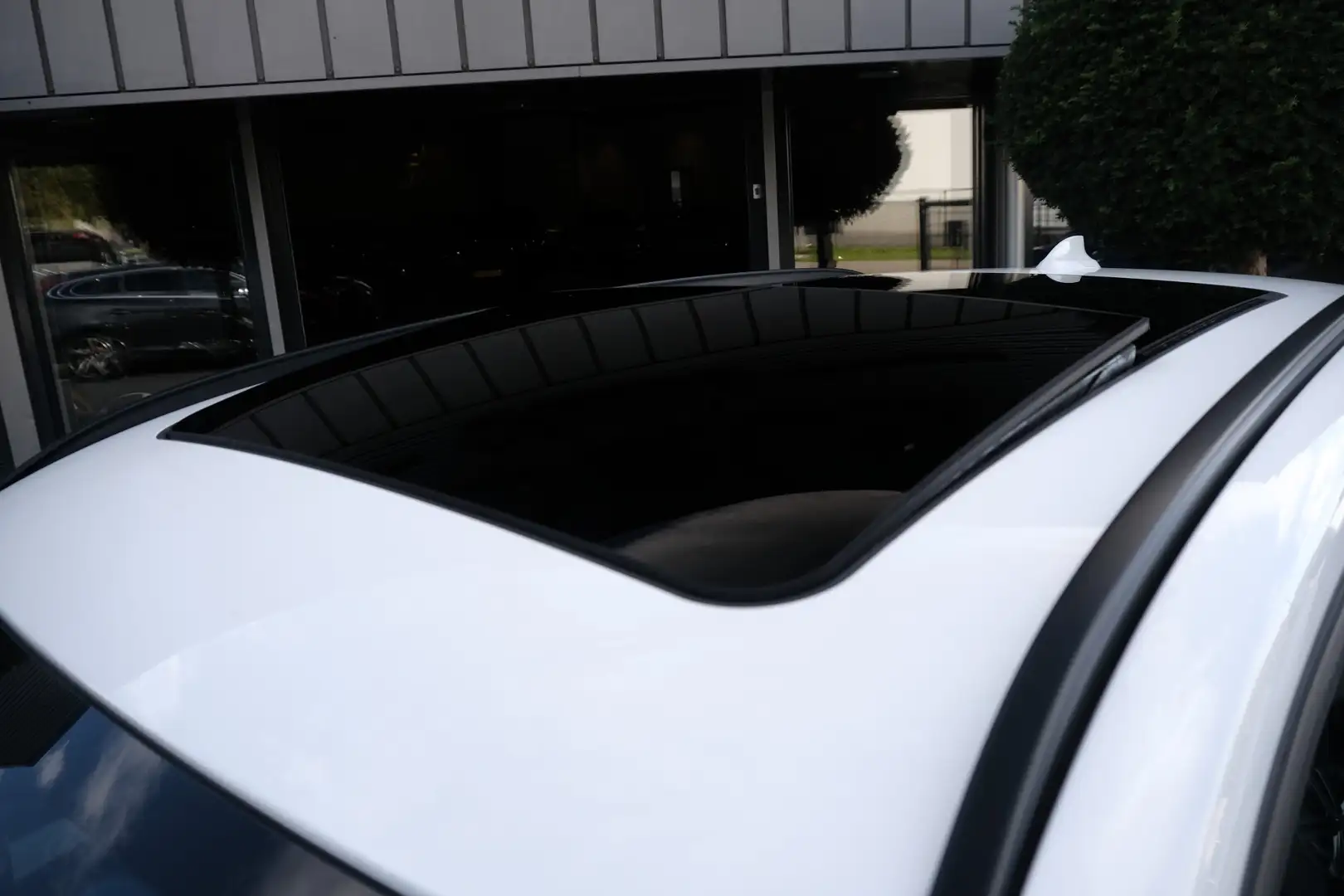 BMW X1 sDrive18i High Executive Automaat Panodak Leder Wit - 2