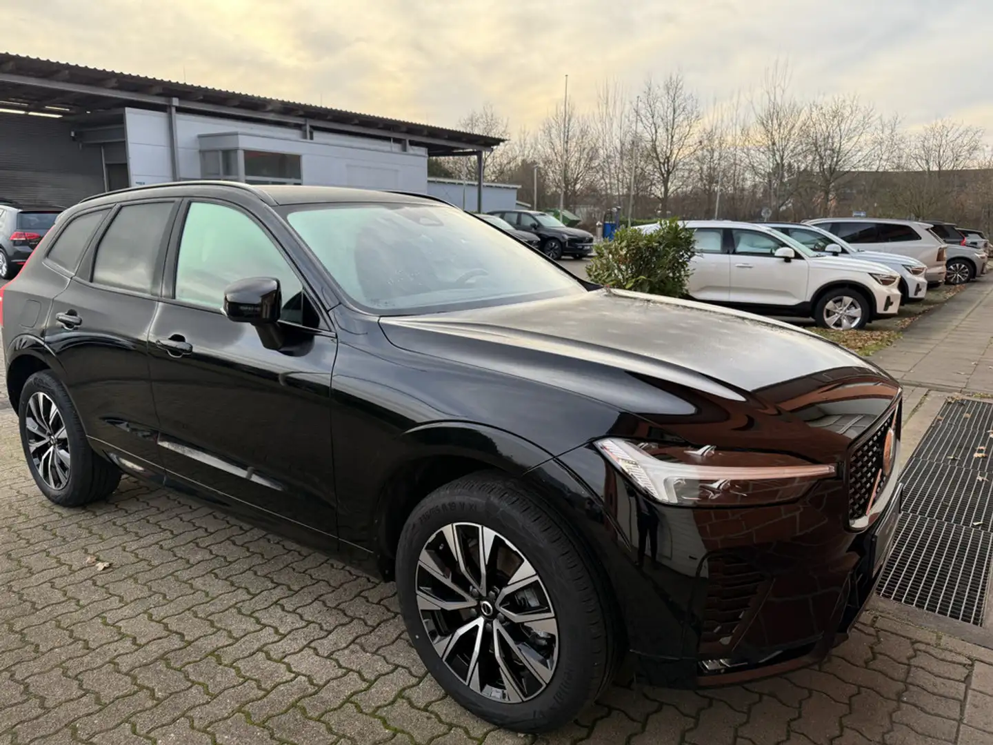 Volvo XC60 B4 Plus Dark Schwarz - 1