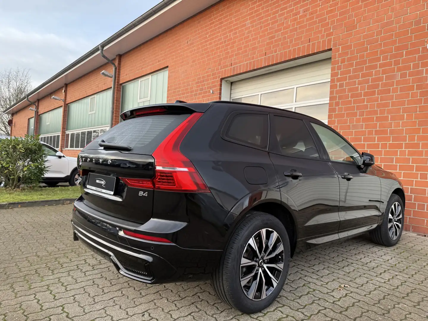 Volvo XC60 B4 Plus Dark Schwarz - 2
