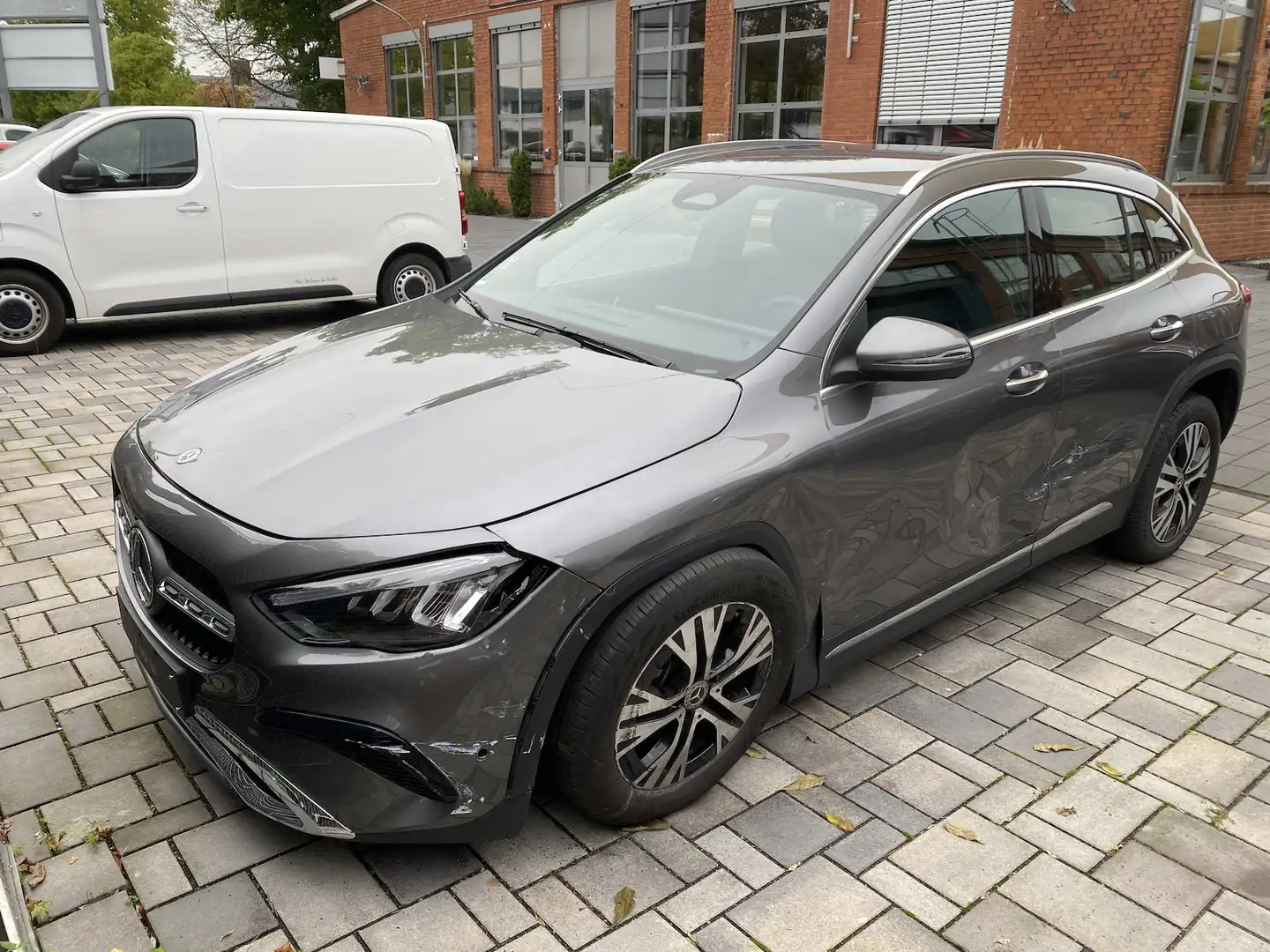 Mercedes-Benz GLA 250 4M Progressive Advanced+/ Grau - 1